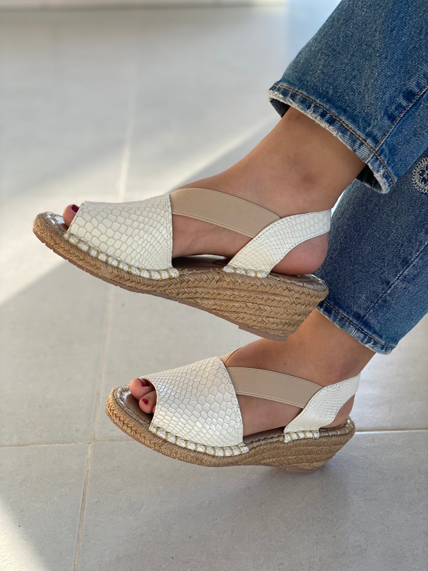 LAURA BEIGE