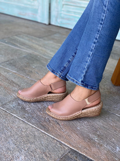 LOLA CAMEL