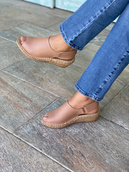 LOLA CAMEL