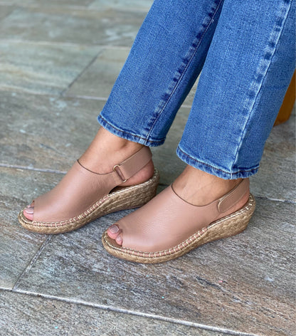 LOLA CAMEL